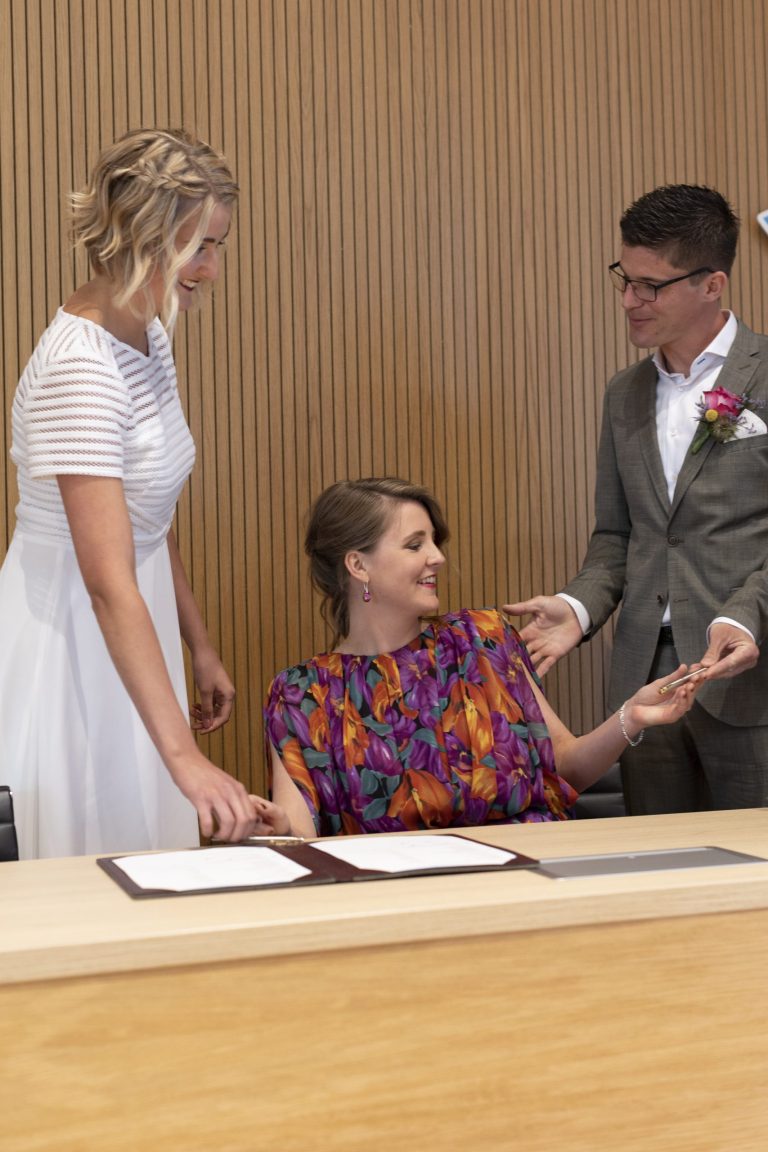 Marieke ontvangt pen van bruidegom voor huwelijksakte